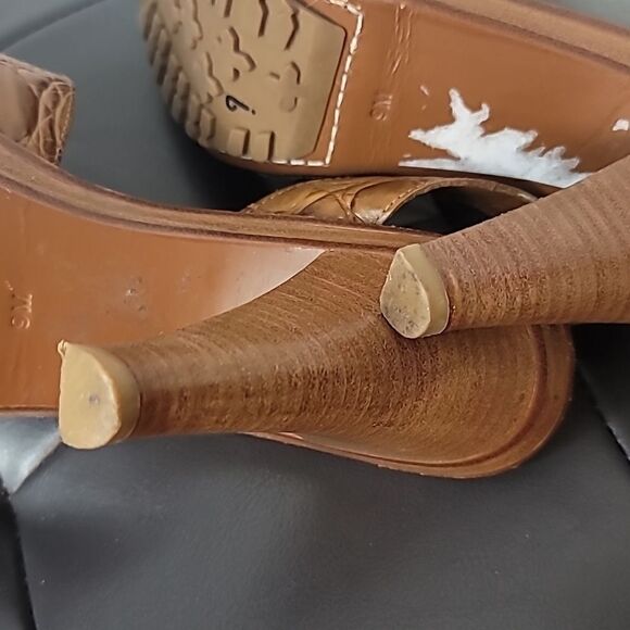 Micheal Kors Brown Alligator Print Leather/Wooded sandals. - Picture 12 of 13